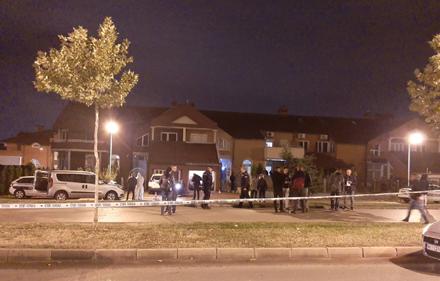 РАФАЛИ ОДЈЕКИВАЛИ НИШEМ: Младић убијен у Стеријиној улици, тело на сред дворишта, потрага за убицом (ФОТО/ВИДЕО)